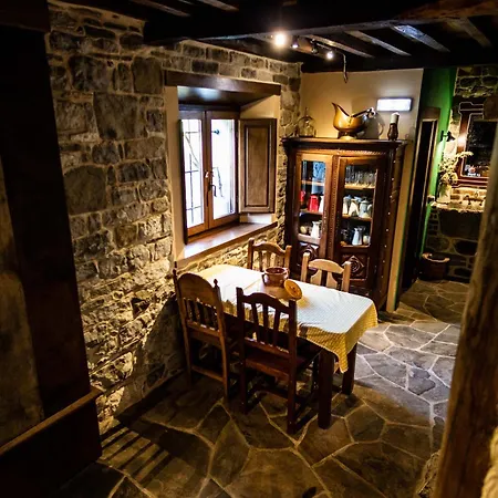 Casona De El Castaniu