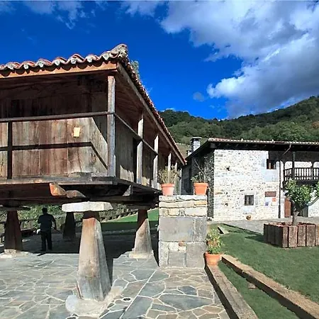 Casona De El Castaniu