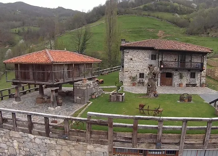 Casona De El Castaniu Hotel Serrapio